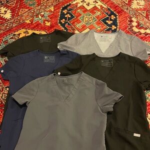 Figs Casma Three-Pocket Scrub Top in Black, Gray, and Blue xxs